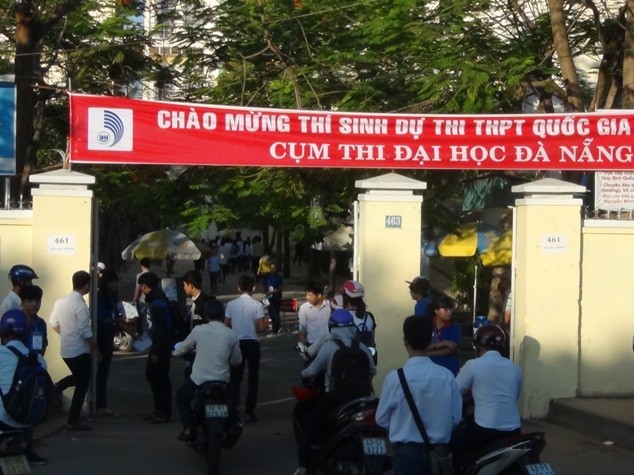 Da Nang nang nong, thi sinh den dia diem thi som-Hinh-2